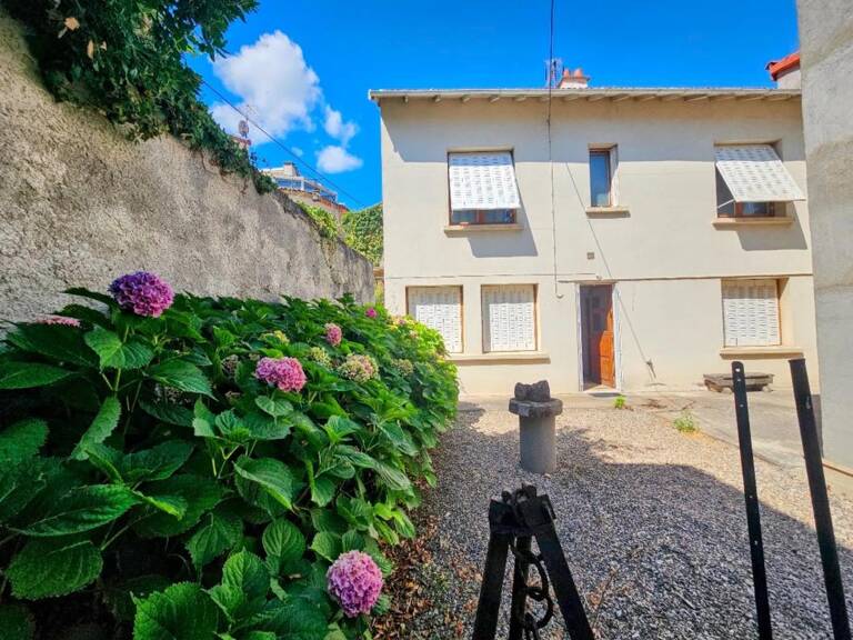 Maison à vendre 7 pièces - 180 m² - Extérieurs - 2 garages à VERTAIZON (63) — photo 1