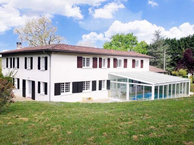 Dpt Gironde (33), à vendre à CROIGNON PROCHE DE BORDEAUX maison P9 de 263 m² - Terrain de 5830,00 m² — photo du bien