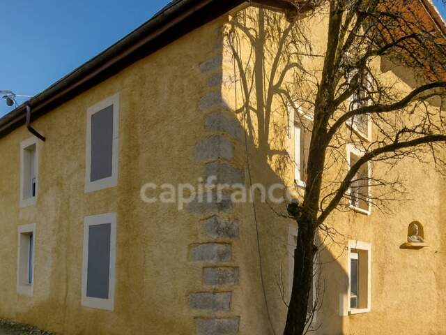 Ancienne ferme réhabilitée – 4 appartements T4 en triplex – Crozet — photo du bien