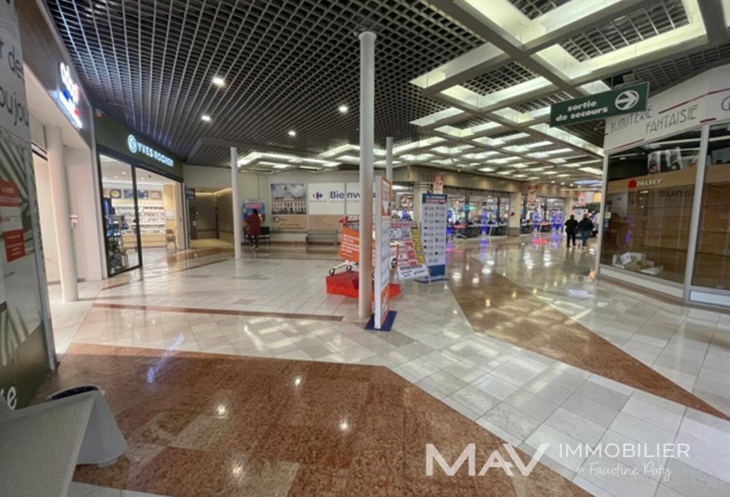 AIRE-SUR-LA-LYS - GALERIE MARCHANDE - EMPLACEMENT POUR KIOSQUE — photo 1