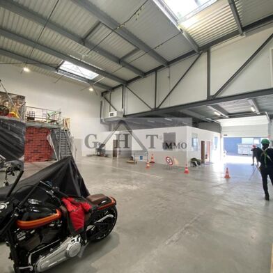 Local industriel  8230 €