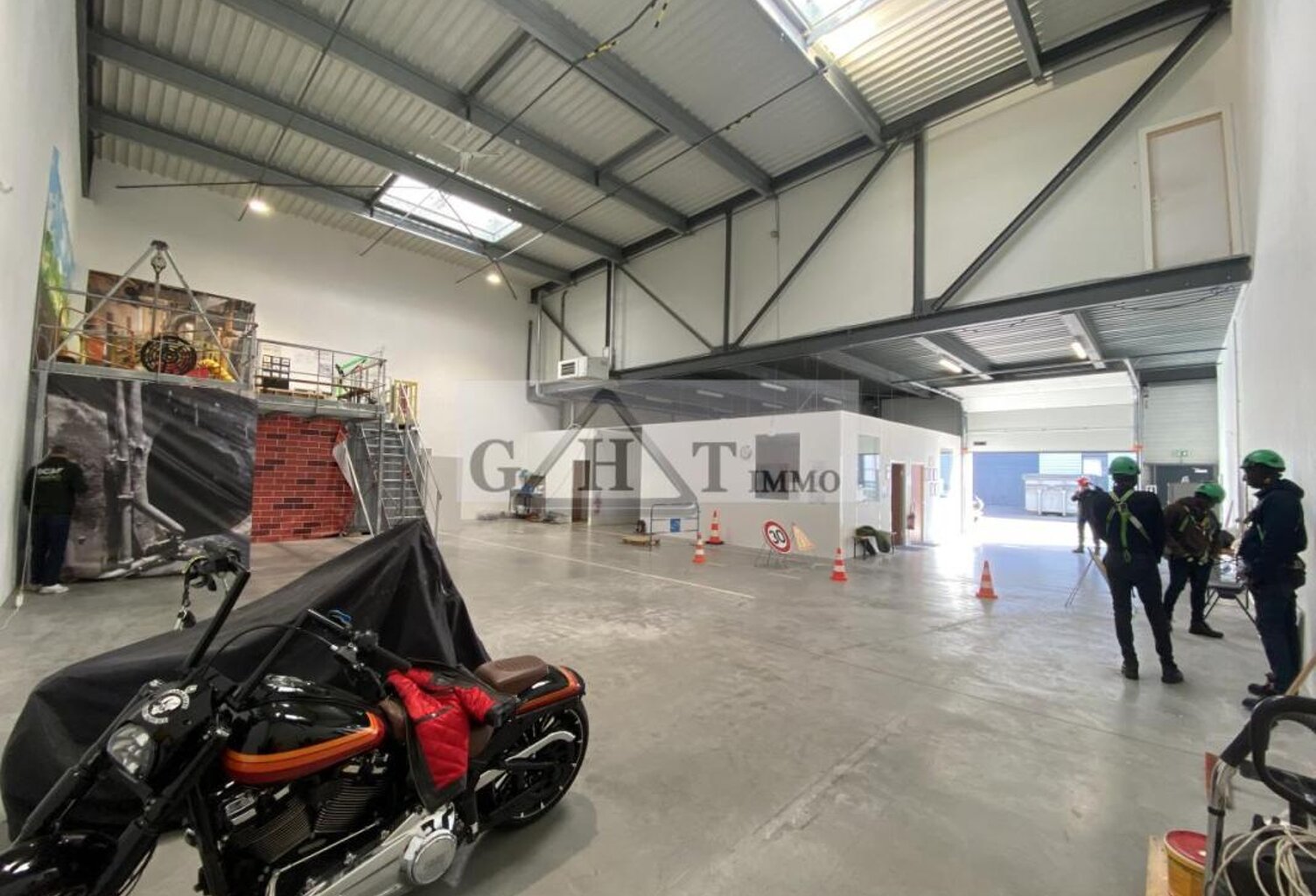 A LOUER ENTREPOT BUREAU VILLENEUVE LA GARENNE — photo 1