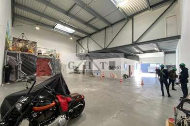 Local industriel  8230 €