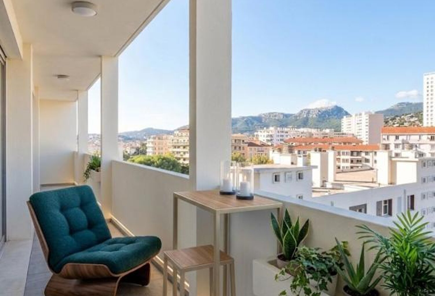 Valoriser progressivement votre patrimoine ! À VENDRE Appartement T4, étage élevé avec balcon, 3 chambres, cave, tout à pied à TOULON (Gare, Claret, Centre) — photo 1