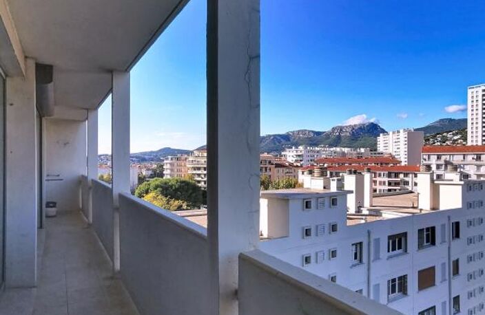 Valoriser progressivement votre patrimoine ! À VENDRE Appartement T4, étage élevé avec balcon, 3 chambres, cave, tout à pied à TOULON (Gare, Claret, Centre) — photo 2