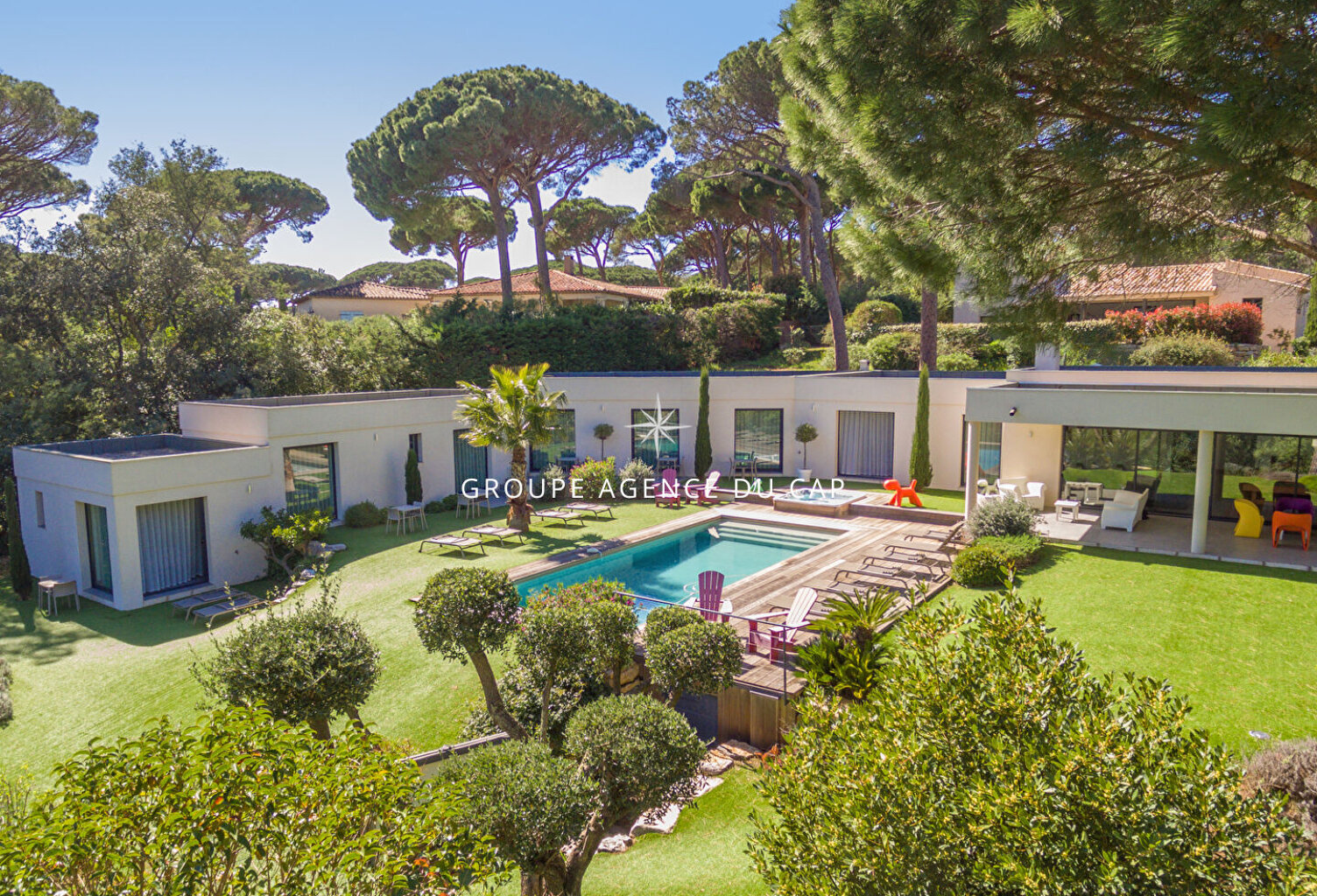 À VENDRE VILLA CONTEMPORAINE VUE MER DE PLAIN PIED TERRAIN PLAT PISCINE ET JACUZZI SALLE DE SPORT ET DOUBLE GARAGE , À GRIMAUD À PIEDS DES PLAGES — photo 1