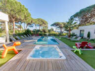 À VENDRE VILLA CONTEMPORAINE VUE MER DE PLAIN PIED TERRAIN PLAT PISCINE ET JACUZZI SALLE DE SPORT ET DOUBLE GARAGE , À GRIMAUD À PIEDS DES PLAGES — photo 3