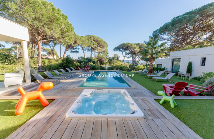 À VENDRE VILLA CONTEMPORAINE VUE MER DE PLAIN PIED TERRAIN PLAT PISCINE ET JACUZZI SALLE DE SPORT ET DOUBLE GARAGE , À GRIMAUD À PIEDS DES PLAGES — photo 3