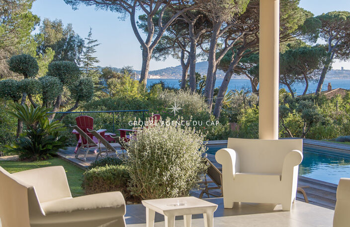 À VENDRE VILLA CONTEMPORAINE VUE MER DE PLAIN PIED TERRAIN PLAT PISCINE ET JACUZZI SALLE DE SPORT ET DOUBLE GARAGE , À GRIMAUD À PIEDS DES PLAGES — photo 4