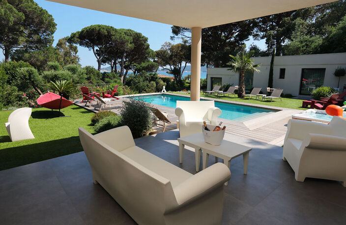 À VENDRE VILLA CONTEMPORAINE VUE MER DE PLAIN PIED TERRAIN PLAT PISCINE ET JACUZZI SALLE DE SPORT ET DOUBLE GARAGE , À GRIMAUD À PIEDS DES PLAGES — photo 5