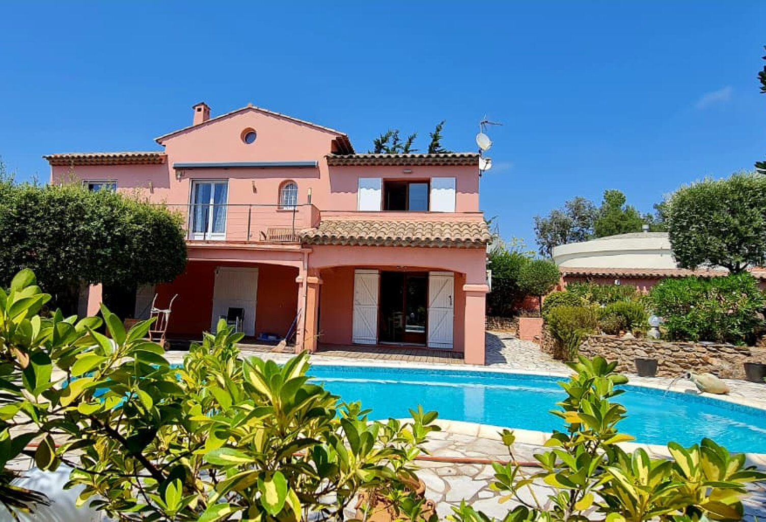 A VENDRE VILLA VUE MER DE L'ETAGE 3 CHAMBRES PISCINE GARAGE AUX ISSAMBRES — photo 1