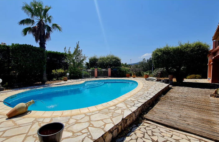 A VENDRE VILLA VUE MER DE L'ETAGE 3 CHAMBRES PISCINE GARAGE AUX ISSAMBRES — photo 3