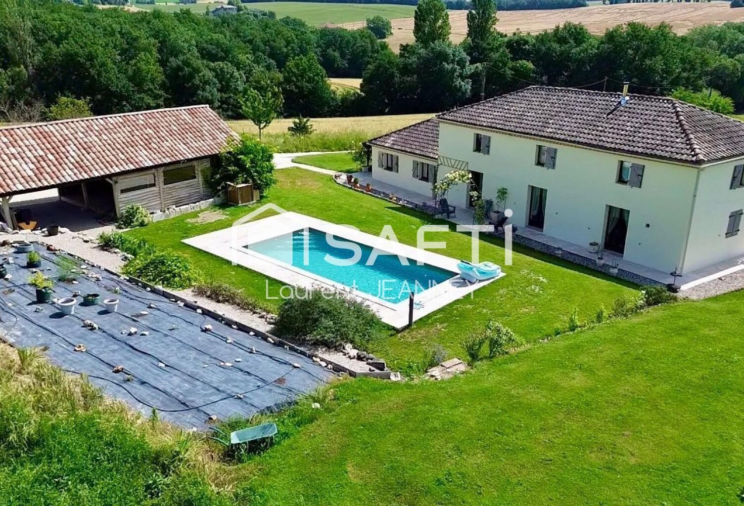 Propriété d'Exception avec Vue Panoramique à Saint?Pastour   Découvrez cette demeure d'exception, nichée dans un écrin de nature préservée, offrant une vue panoramique sur les collines de Saint?Pastour. Calme absolu, volumes généreux et authenticité préservée en font un lieu rare, idéal pour qui recherche espace, sérénité et caractère. — photo 1