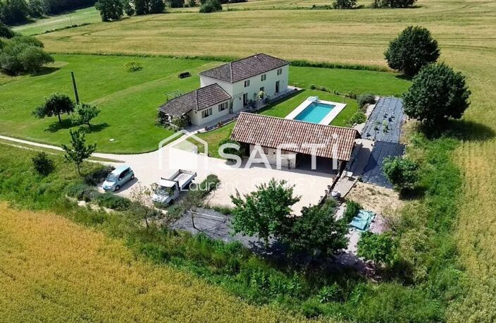 Propriété d'Exception avec Vue Panoramique à Saint?Pastour   Découvrez cette demeure d'exception, nichée dans un écrin de nature préservée, offrant une vue panoramique sur les collines de Saint?Pastour. Calme absolu, volumes généreux et authenticité préservée en font un lieu rare, idéal pour qui recherche espace, sérénité et caractère. — photo 3