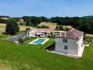 Propriété d'Exception avec Vue Panoramique à Saint?Pastour   Découvrez cette demeure d'exception, nichée dans un écrin de nature préservée, offrant une vue panoramique sur les collines de Saint?Pastour. Calme absolu, volumes généreux et authenticité préservée en font un lieu rare, idéal pour qui recherche espace, sérénité et caractère. — photo 4
