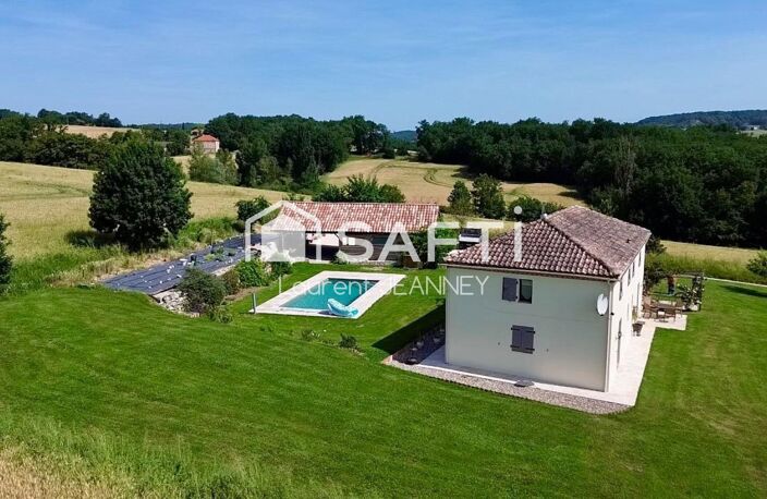 Propriété d'Exception avec Vue Panoramique à Saint?Pastour   Découvrez cette demeure d'exception, nichée dans un écrin de nature préservée, offrant une vue panoramique sur les collines de Saint?Pastour. Calme absolu, volumes généreux et authenticité préservée en font un lieu rare, idéal pour qui recherche espace, sérénité et caractère. — photo 4