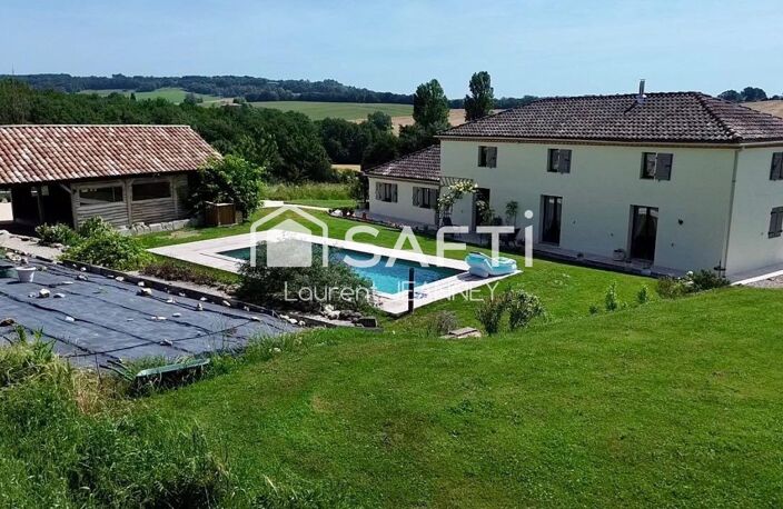 Propriété d'Exception avec Vue Panoramique à Saint?Pastour   Découvrez cette demeure d'exception, nichée dans un écrin de nature préservée, offrant une vue panoramique sur les collines de Saint?Pastour. Calme absolu, volumes généreux et authenticité préservée en font un lieu rare, idéal pour qui recherche espace, sérénité et caractère. — photo 5