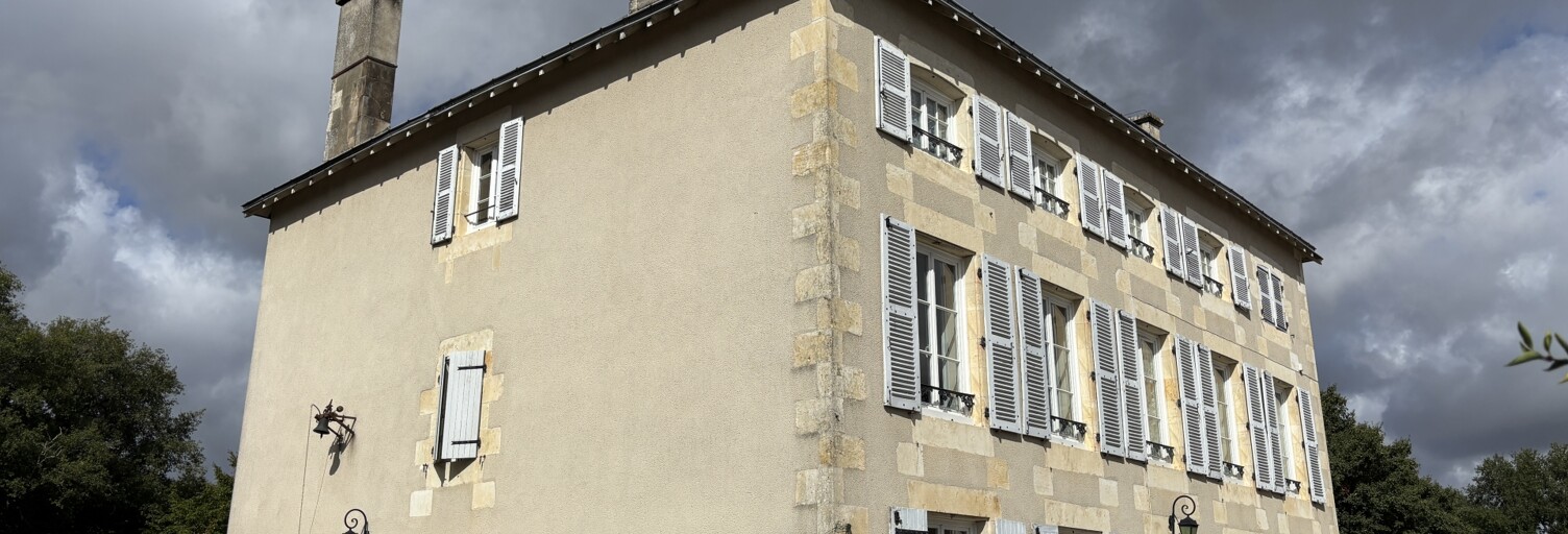 Maison 15 Pièces 384 m² à vendre à Gençay (86160)