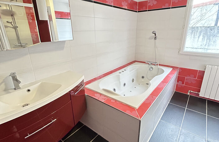 LOURDES - QUARTIER DU LAC - MAISON FAMILIALE AVEC DEPENDANCE — photo 5