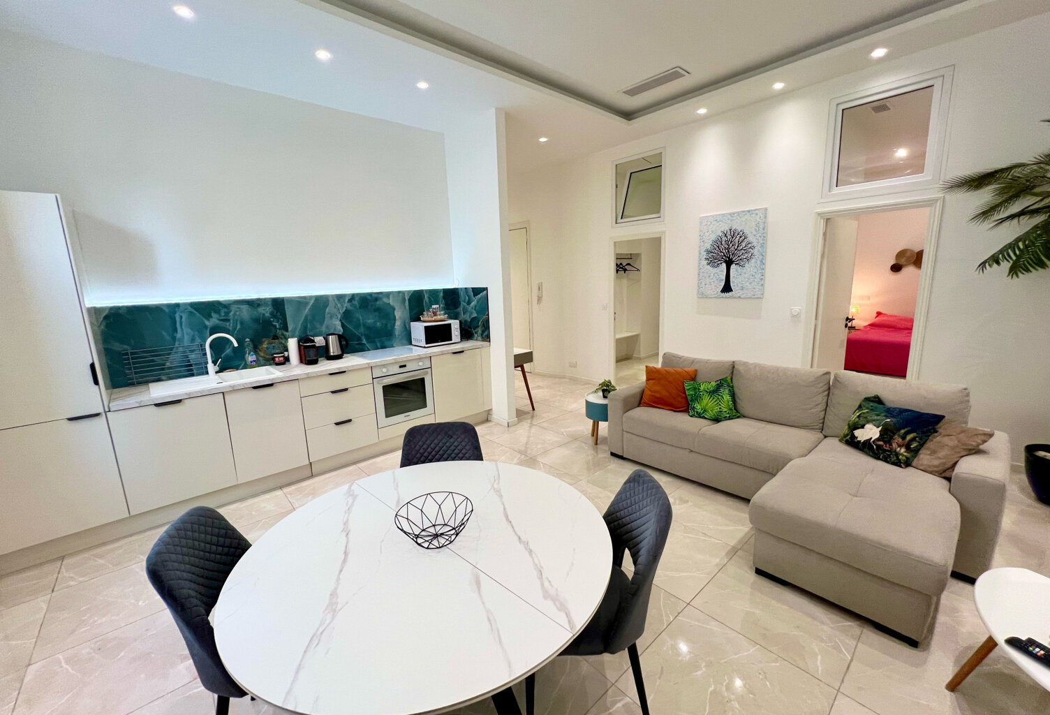 CANNES PROCHE CENTRE T4 REFAIT A NEUF 73M2 SUD OUEST SALON D — photo 1