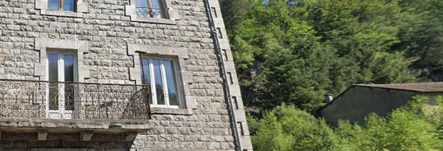 Immeuble  230 m² à vendre à La Monnerie-le-Montel (63650)