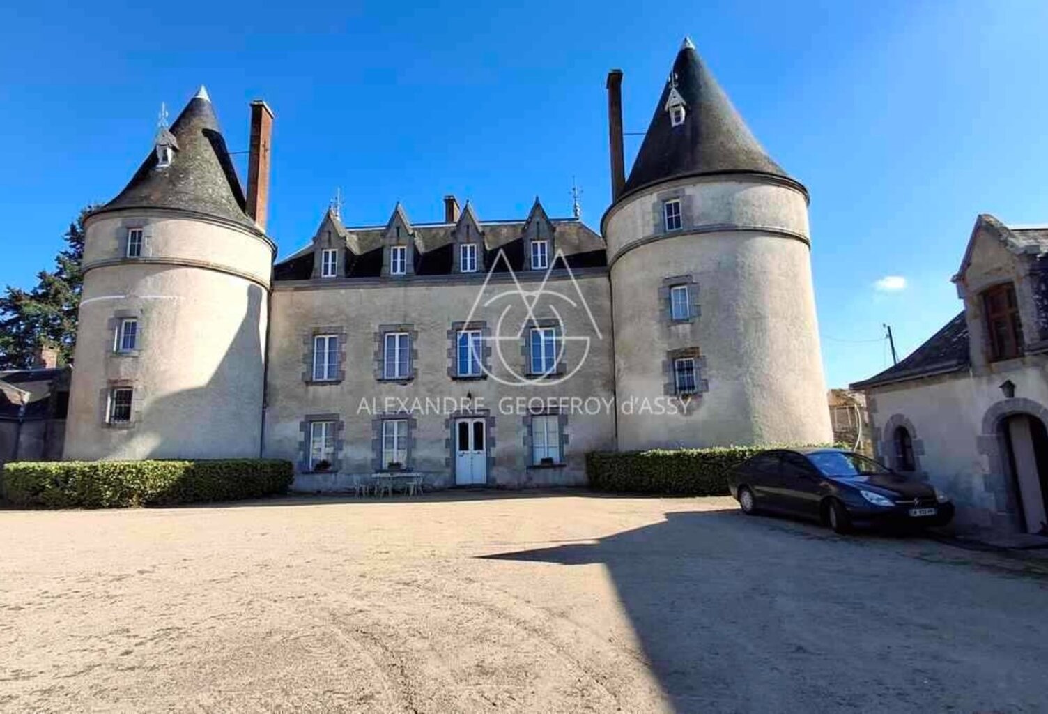 Exceptionnel château XV-XVI et XIXe avec son hameau et ses 108 hectares avec possibilité d’acheter 200ha attenants supplémentaires — photo 1