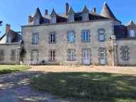 Exceptionnel château XV-XVI et XIXe avec son hameau et ses 108 hectares avec possibilité d’acheter 200ha attenants supplémentaires — photo 3