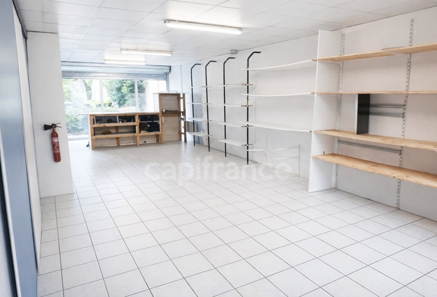 **BESANÇON – LOCAL PROFESSIONNEL 62 m² – 3 PARKINGS PRIVATIFS – EXCELLENTE VISIBILITÉ – RUE TRÈS PASSANTE** — photo 1