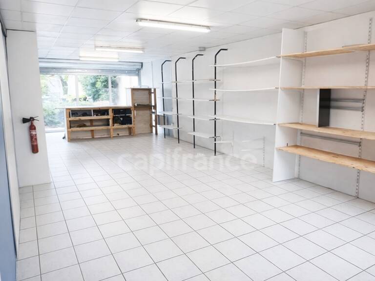 **BESANÇON – LOCAL PROFESSIONNEL 62 m² – 3 PARKINGS PRIVATIFS – EXCELLENTE VISIBILITÉ – RUE TRÈS PASSANTE** — photo 1