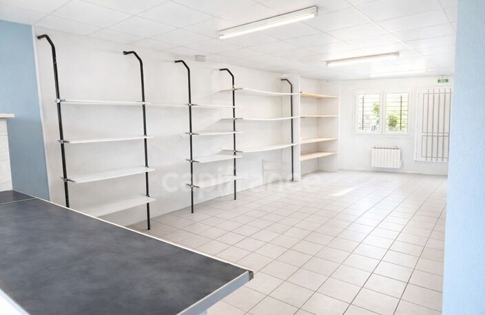 **BESANÇON – LOCAL PROFESSIONNEL 62 m² – 3 PARKINGS PRIVATIFS – EXCELLENTE VISIBILITÉ – RUE TRÈS PASSANTE** — photo 2