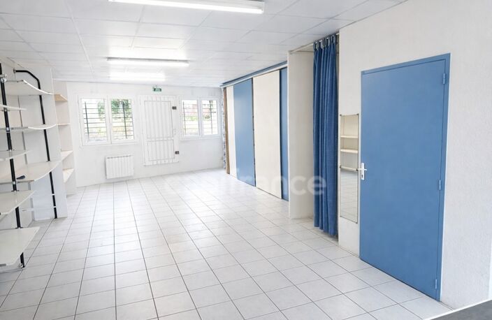 **BESANÇON – LOCAL PROFESSIONNEL 62 m² – 3 PARKINGS PRIVATIFS – EXCELLENTE VISIBILITÉ – RUE TRÈS PASSANTE** — photo 3