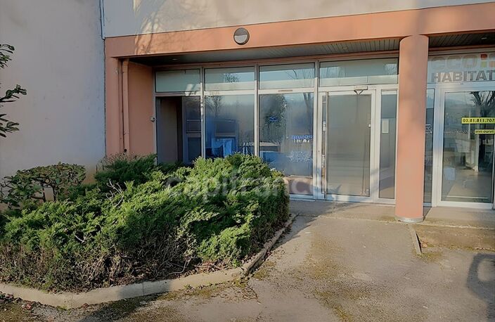 **BESANÇON – LOCAL PROFESSIONNEL 62 m² – 3 PARKINGS PRIVATIFS – EXCELLENTE VISIBILITÉ – RUE TRÈS PASSANTE** — photo 4