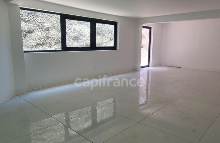 Local professionnel de 50m² - Fort de France Dillon Stade — photo 4