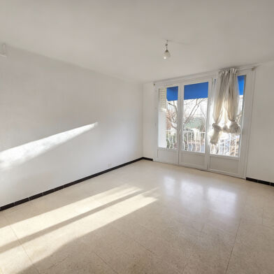 Appartement 3 pièces 882 €