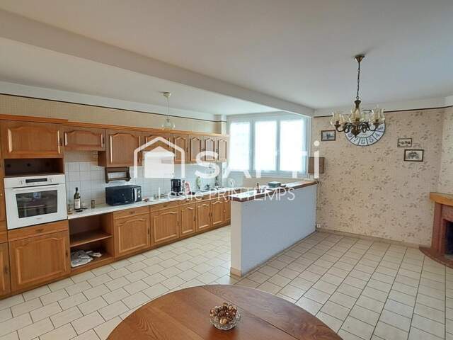 Maison 3 chambres avec ascenseur et beau terrain arboré constructible — photo du bien
