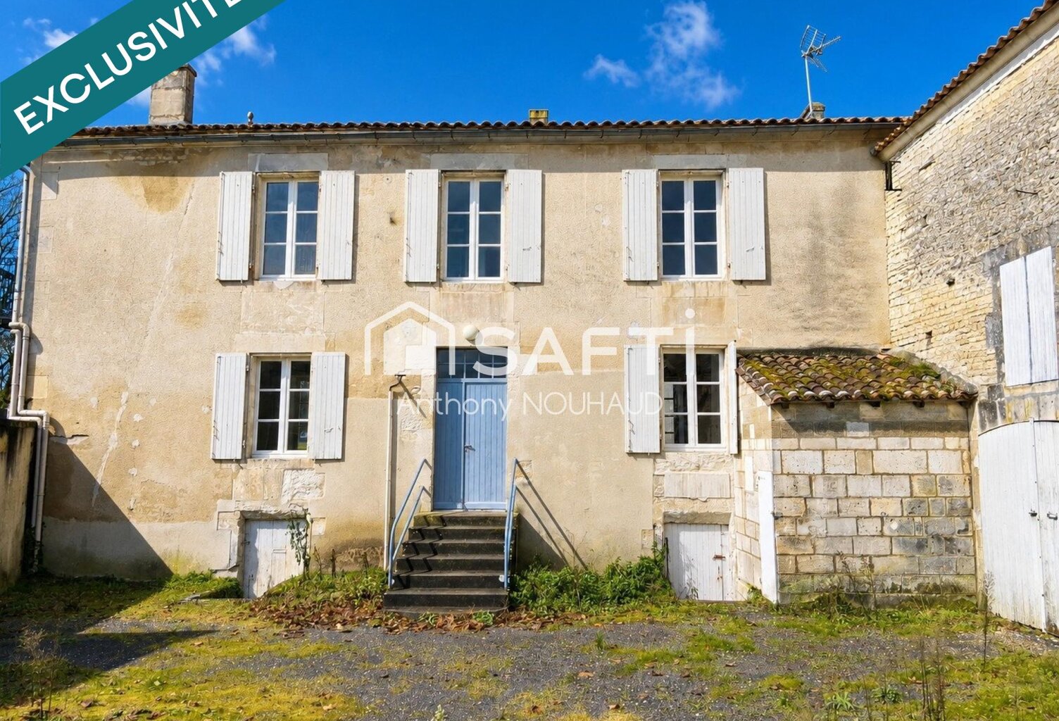 Maison Charentaise de centre bourg à fort potentiel — photo 1