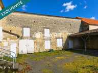 Maison Charentaise de centre bourg à fort potentiel — photo 2
