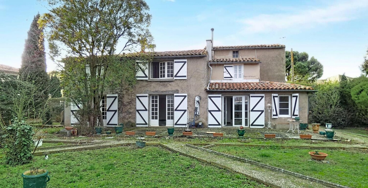 Belle propriétée à rénover avec dépendances sur terrain constructible de 2970m² — photo 1