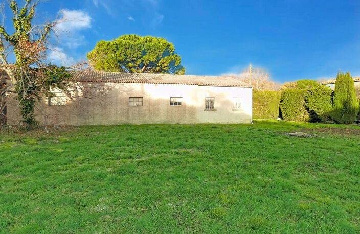 Belle propriétée à rénover avec dépendances sur terrain constructible de 2970m² — photo 3