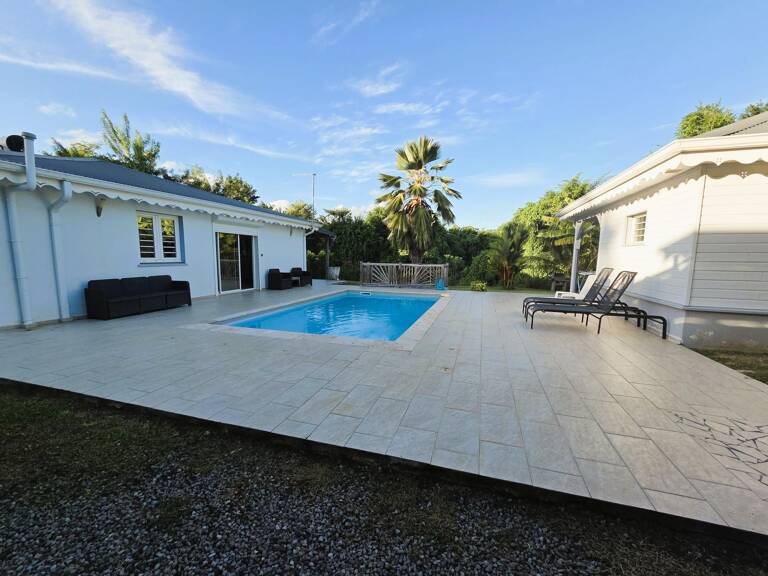 SAINTE-ANNE  ENSEMBLE IMMOBILIER RÉCENT AVEC PISCINE  3 LOGEMENTS — photo 1