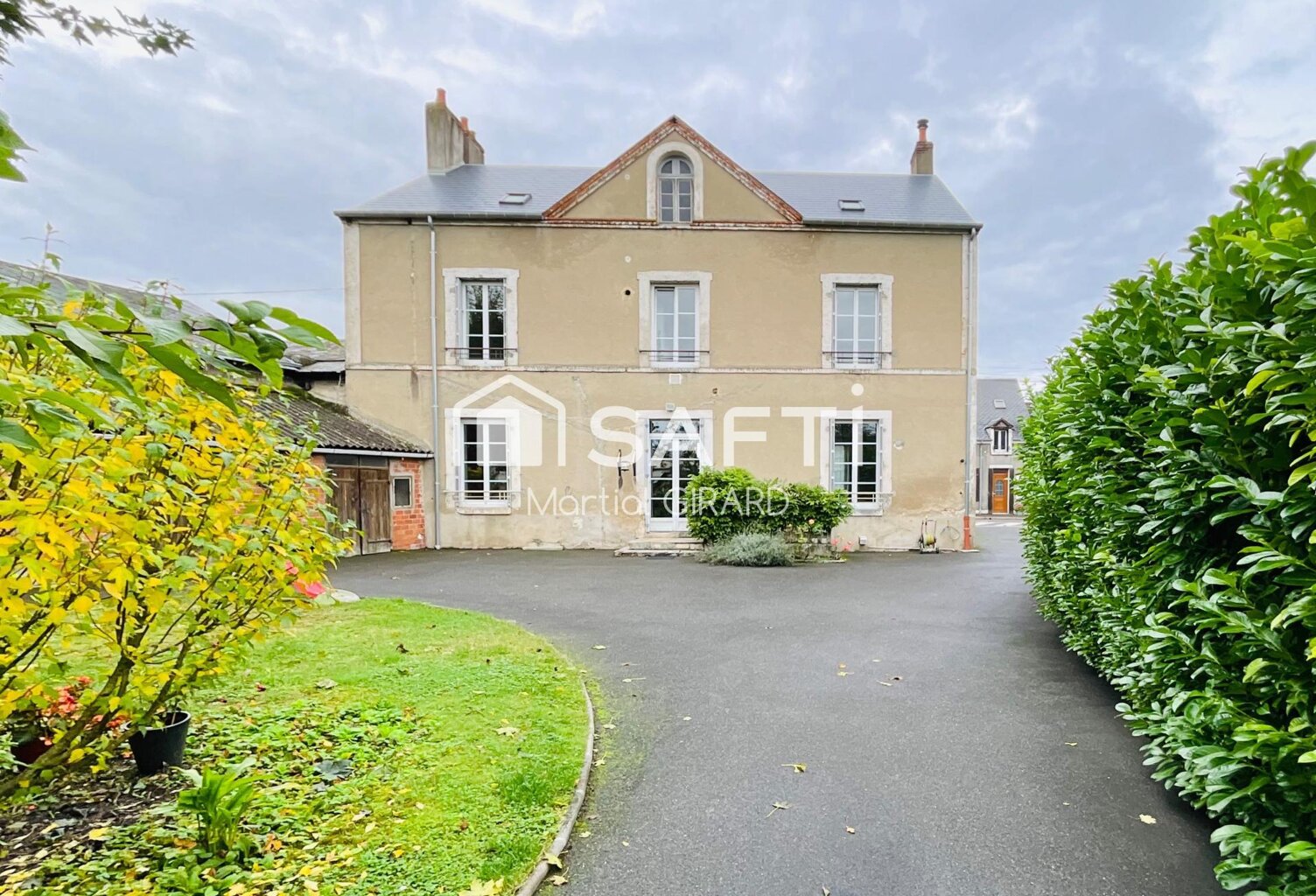 Maison de maître à vendre à Mehun sur Yèvre — photo 1