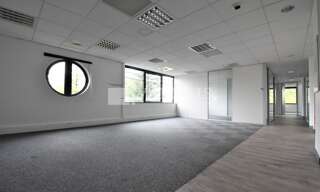 Bureau  970 m² à louer à Saint-Priest (69800)