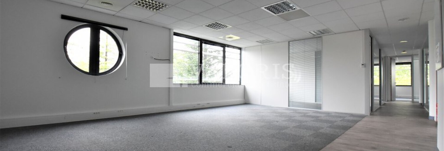 Bureau  970 m² à louer à Saint-Priest (69800)