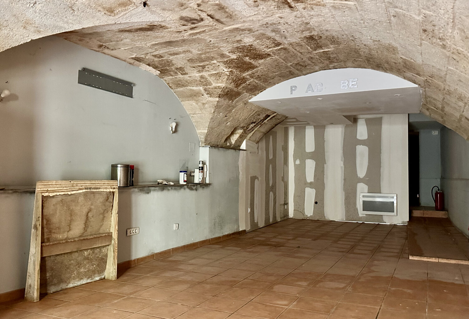 'Exclusivité Swixim' Centre ville d'Uzès, local commercial avec une petite terrasse et une belle cave voutée — photo 1