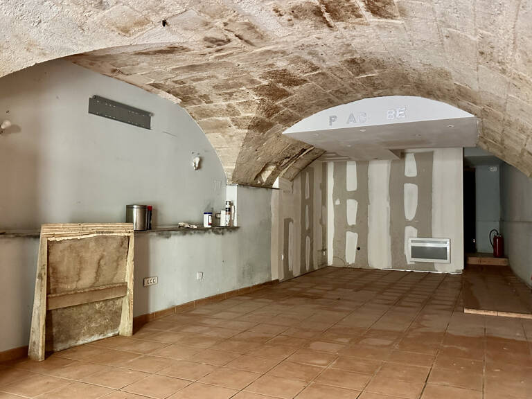 'Exclusivité Swixim' Centre ville d'Uzès, local commercial avec une petite terrasse et une belle cave voutée — photo 1