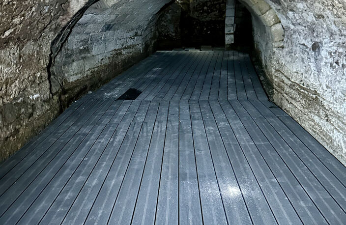 'Exclusivité Swixim' Centre ville d'Uzès, local commercial avec une petite terrasse et une belle cave voutée — photo 3