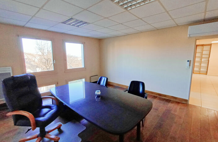 AUBENAS CENTRE - LOCAL PROFESSIONNEL 145m2 — photo 2