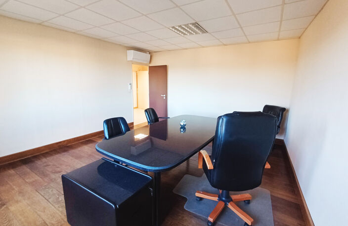AUBENAS CENTRE - LOCAL PROFESSIONNEL 145m2 — photo 3
