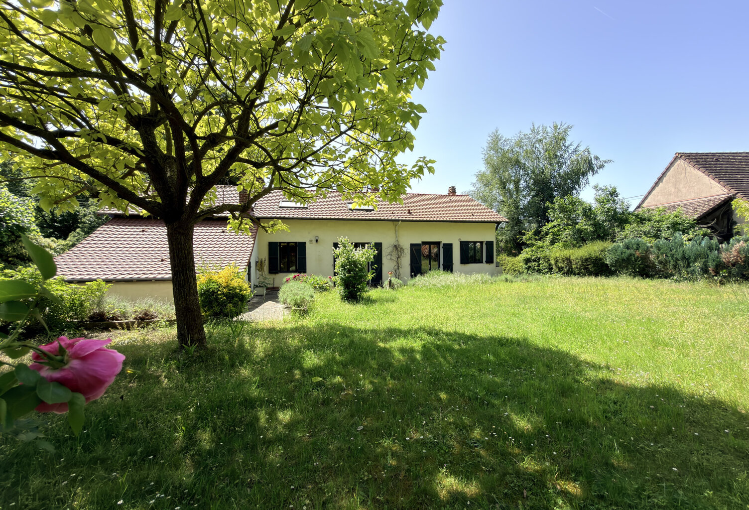 MAISON ANCIENNE AVEC JARDIN — photo 1