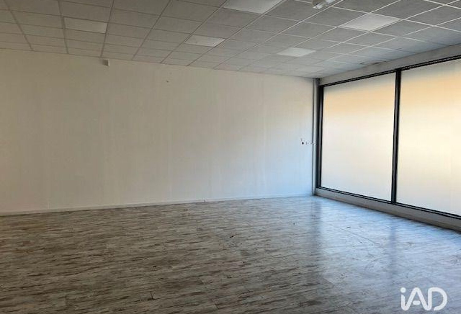 Location Local d'activités 115 m&sup2; — photo 1